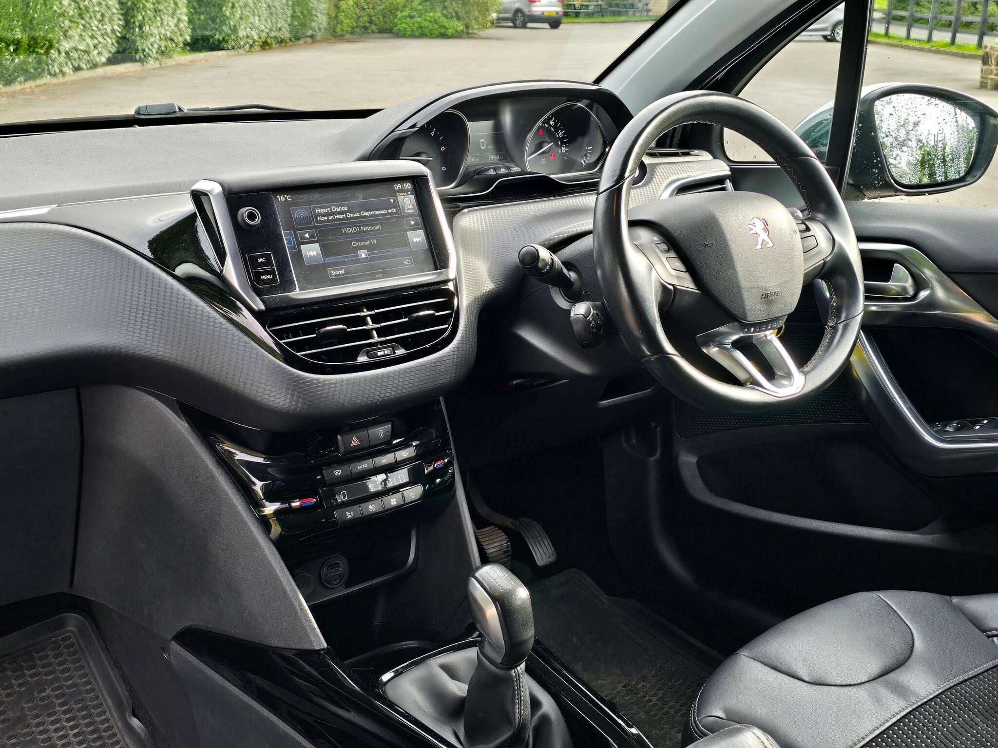 Peugeot 2008 - Image 6