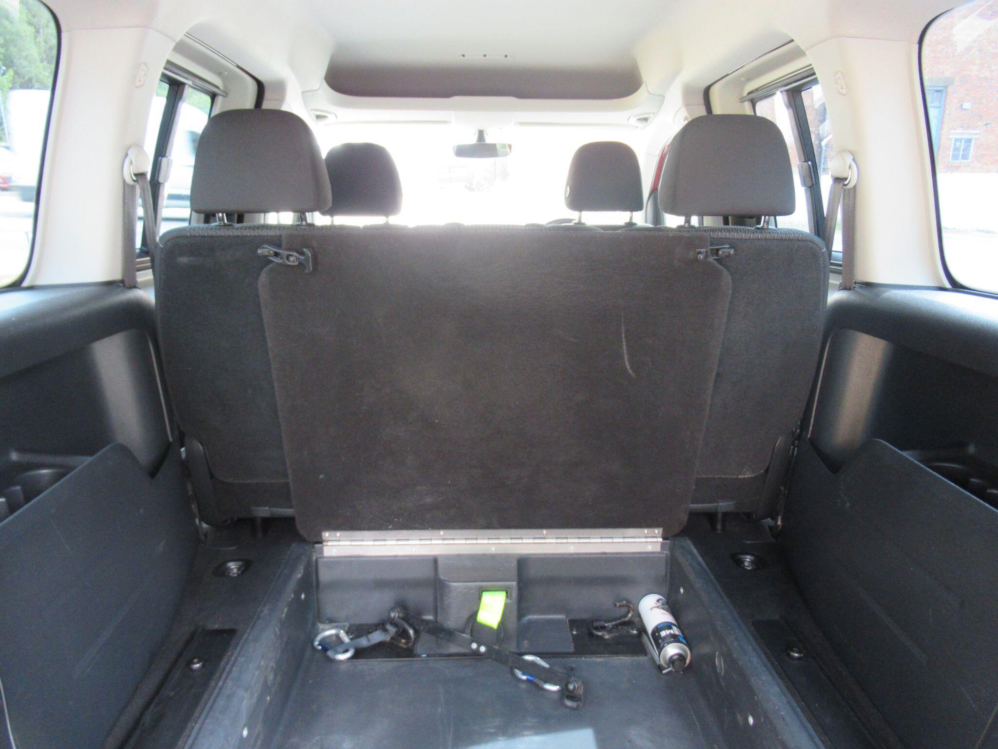 Volkswagen Caddy Maxi Life - Image 20