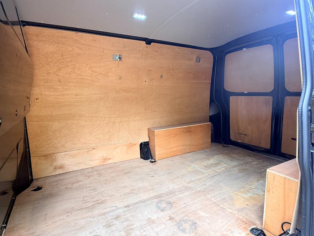 Volkswagen Transporter - Image 10