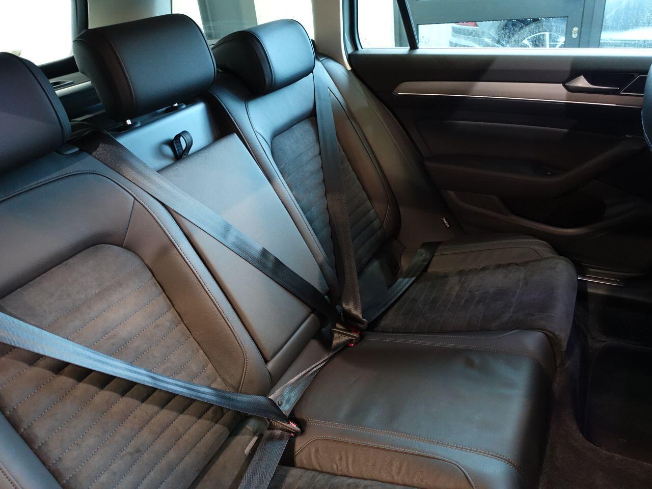 Volkswagen Passat - Image 16