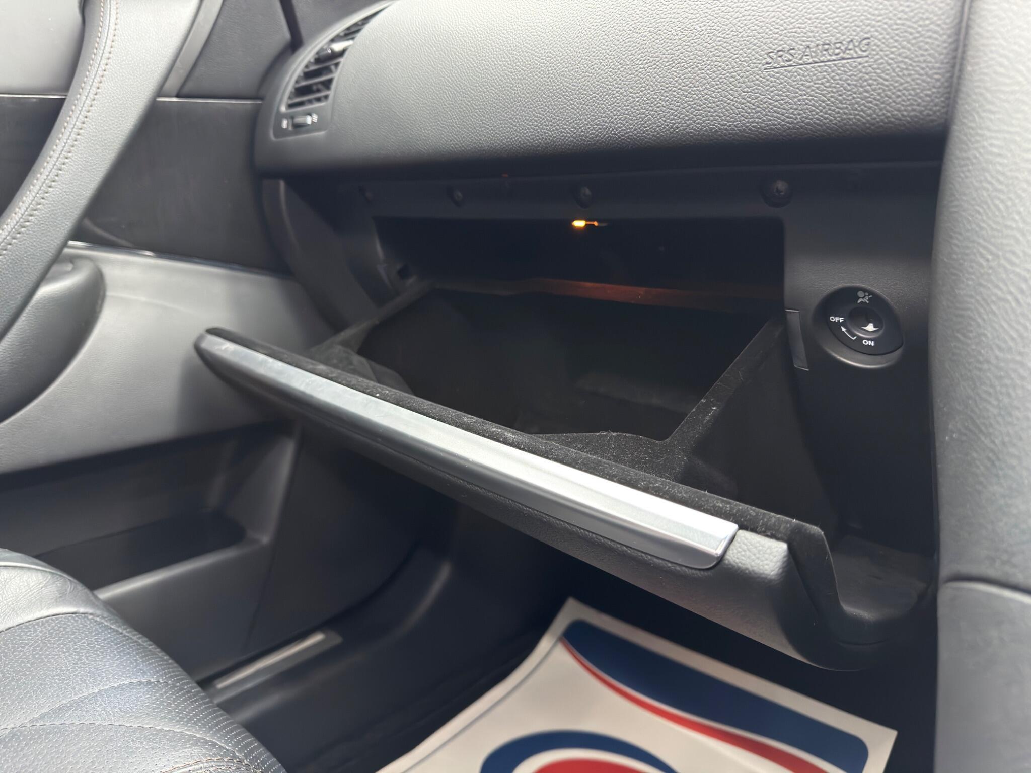 Infiniti QX70 - Image 36