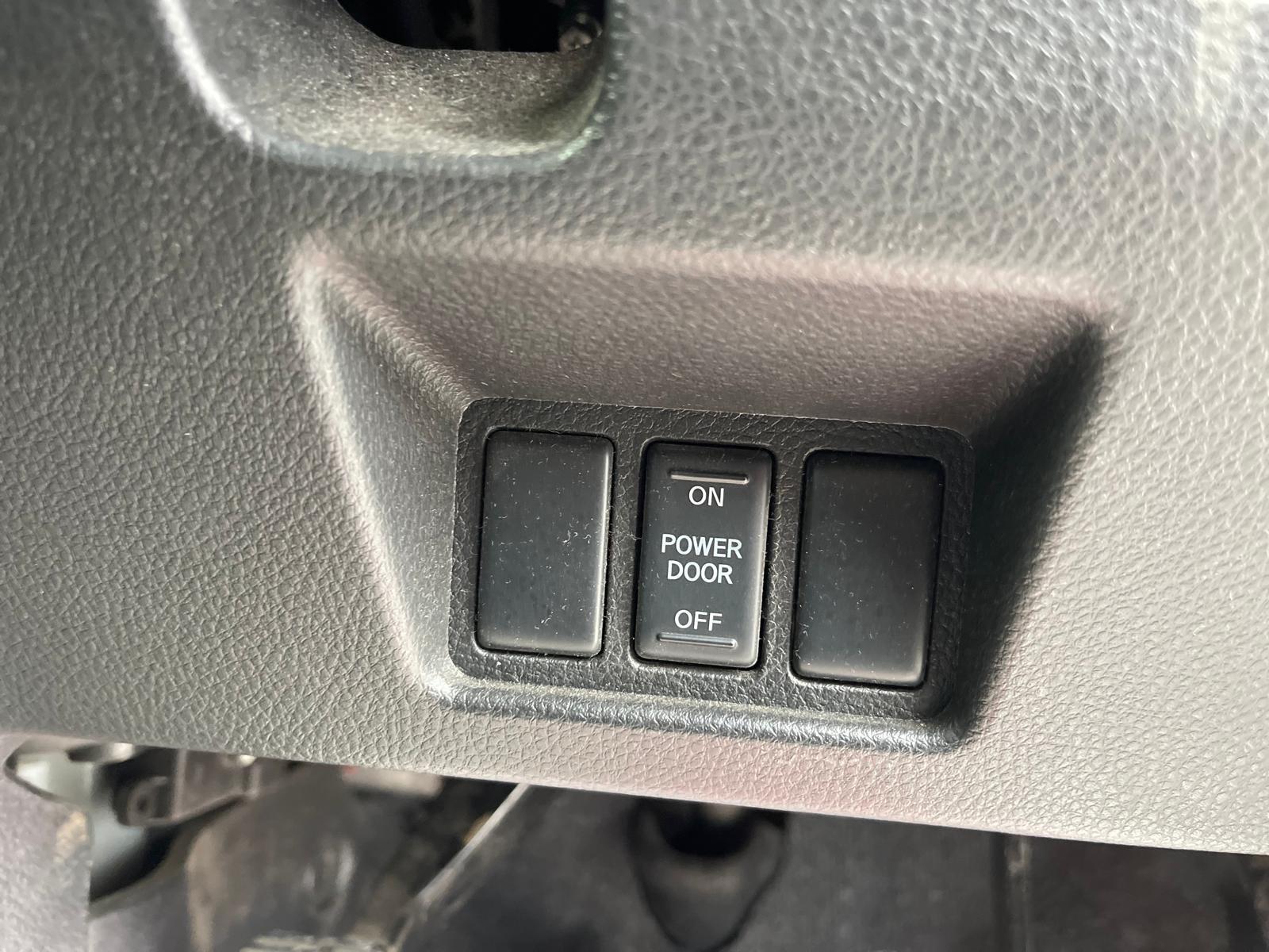 Nissan Serena - Image 31