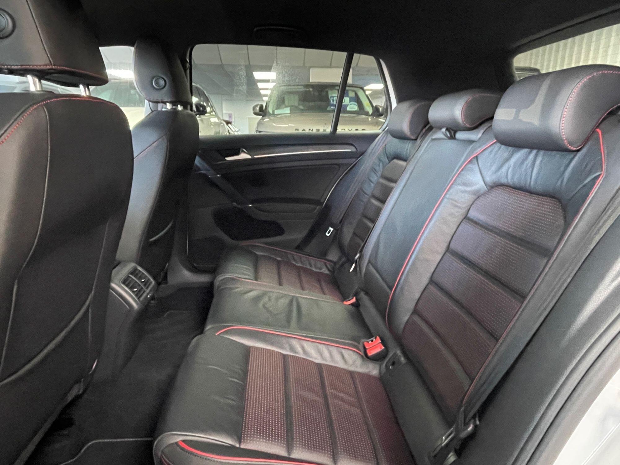 Volkswagen Golf - Image 30