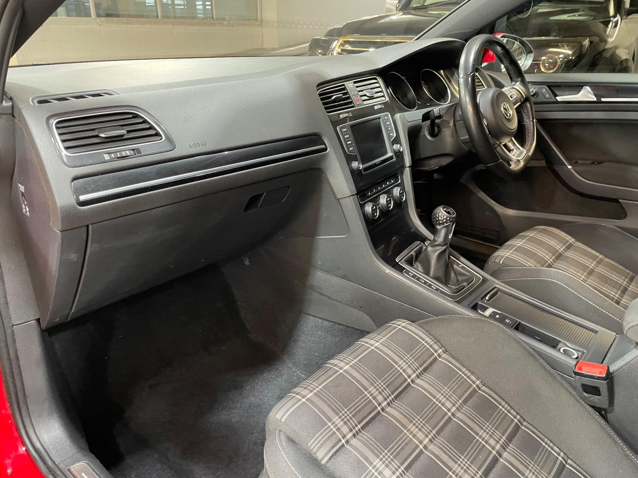 Volkswagen Golf - Image 10