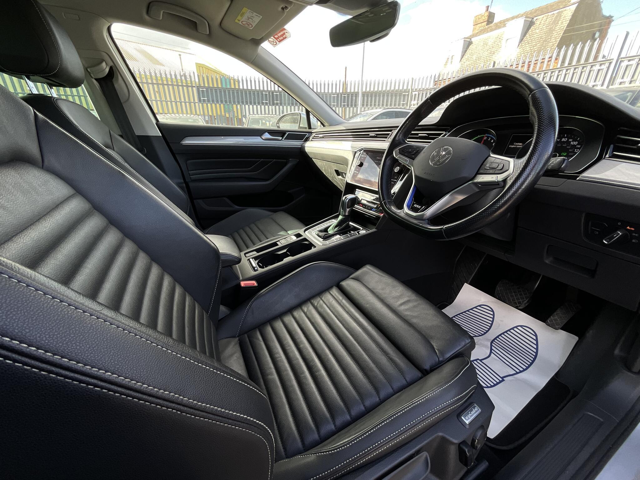 Volkswagen Passat - Image 7
