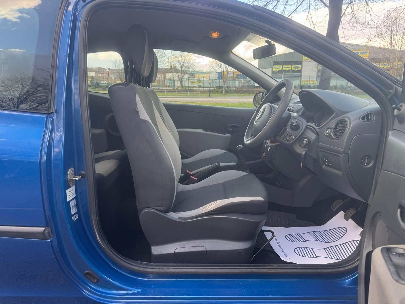 Renault Clio - Image 23