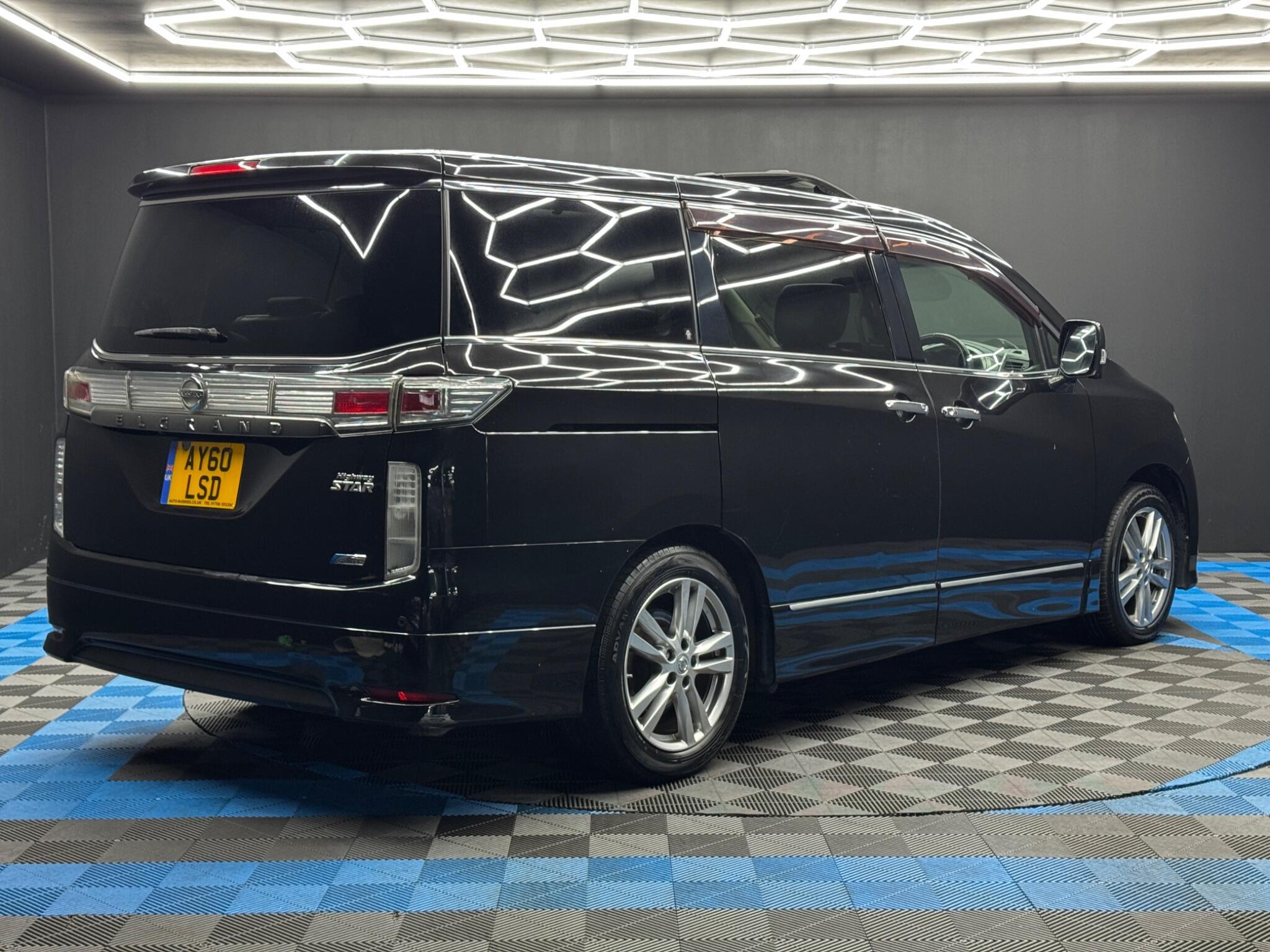 Nissan Elgrand - Image 5