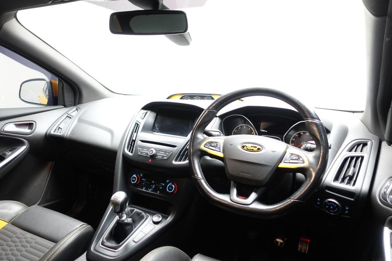 Ford Focus - Image 17