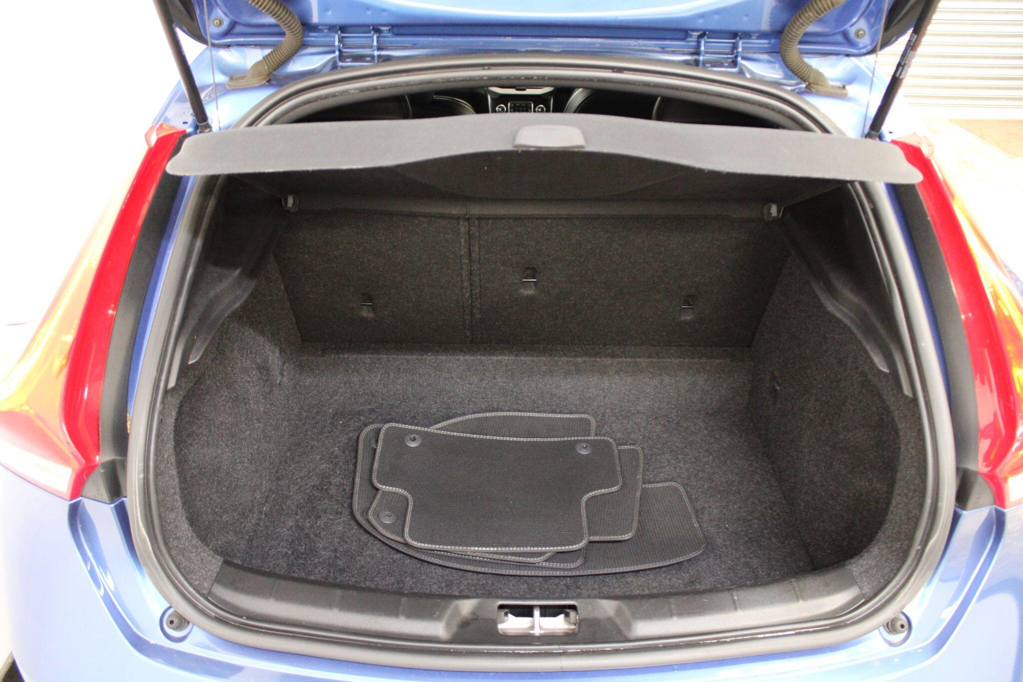 Volvo V40 - Image 16