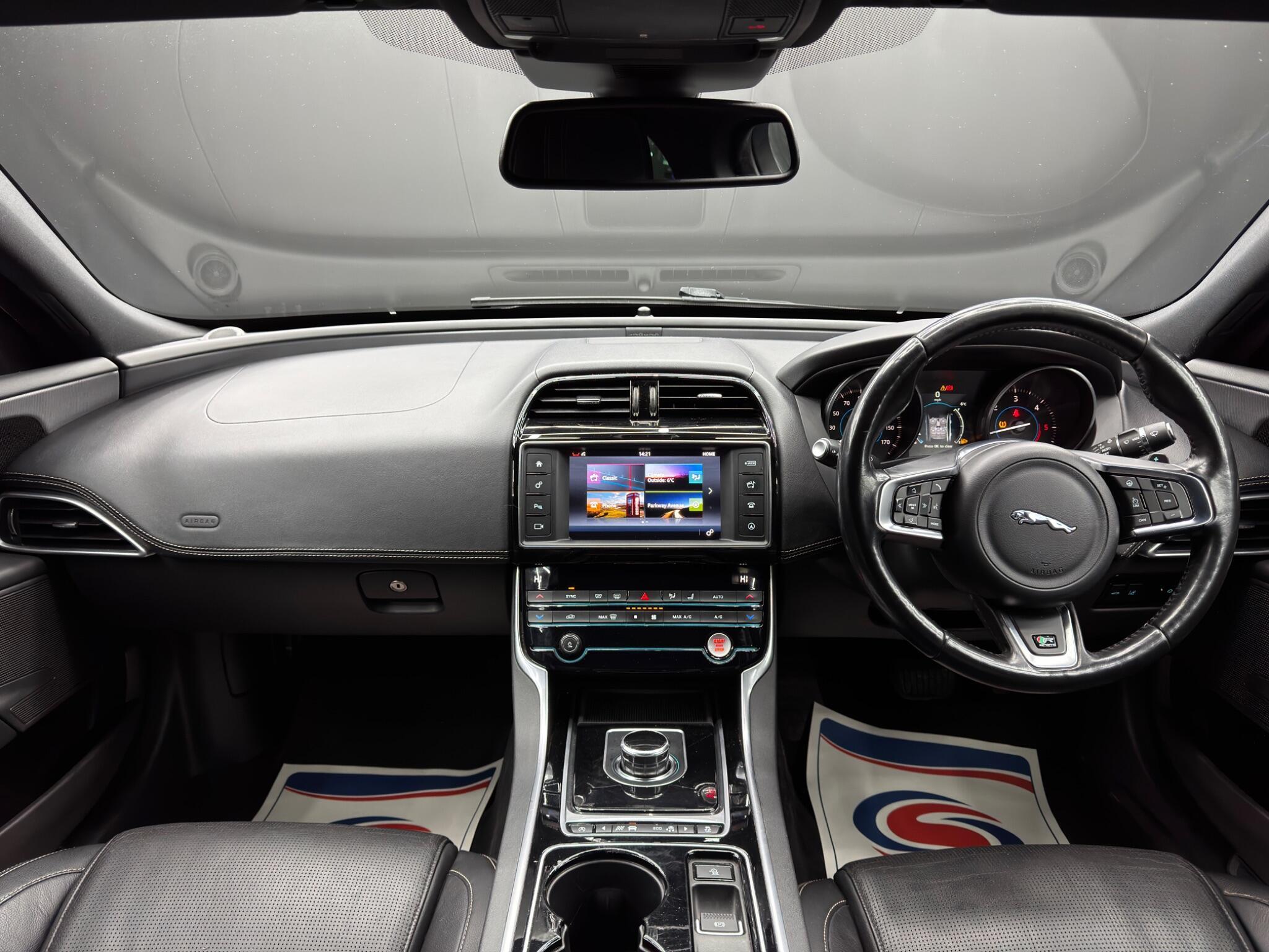 Jaguar XE - Image 10
