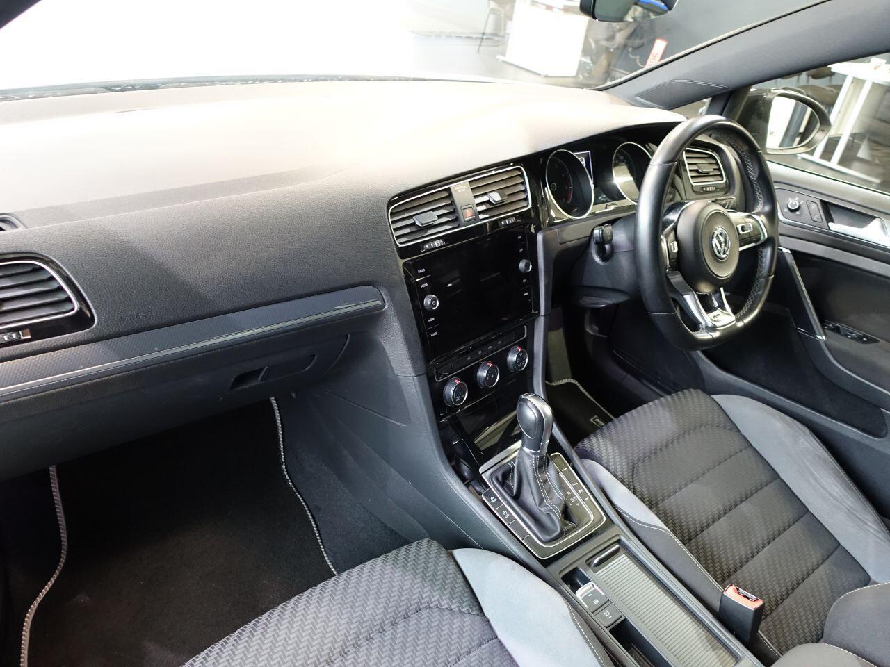 Volkswagen Golf - Image 11