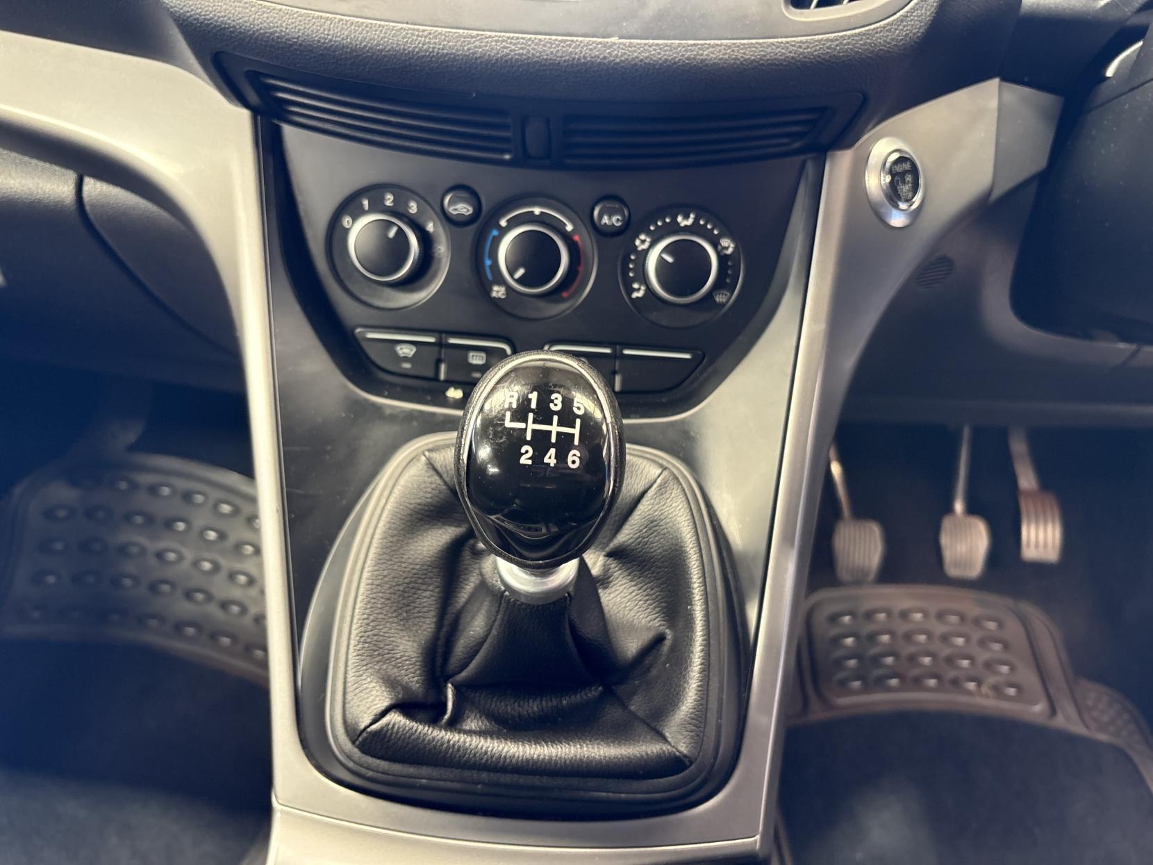 Ford Kuga - Image 17