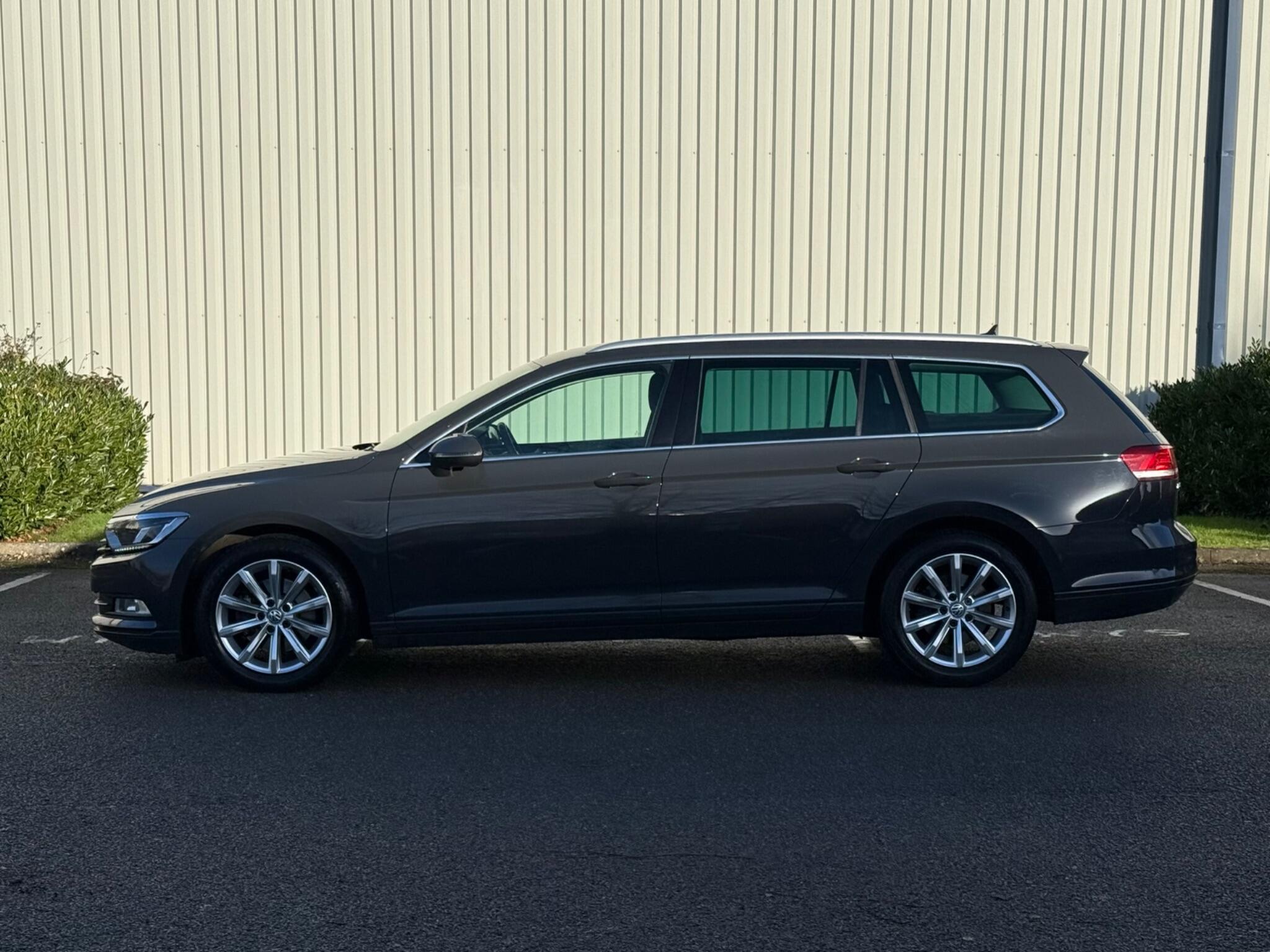 Volkswagen Passat - Image 12