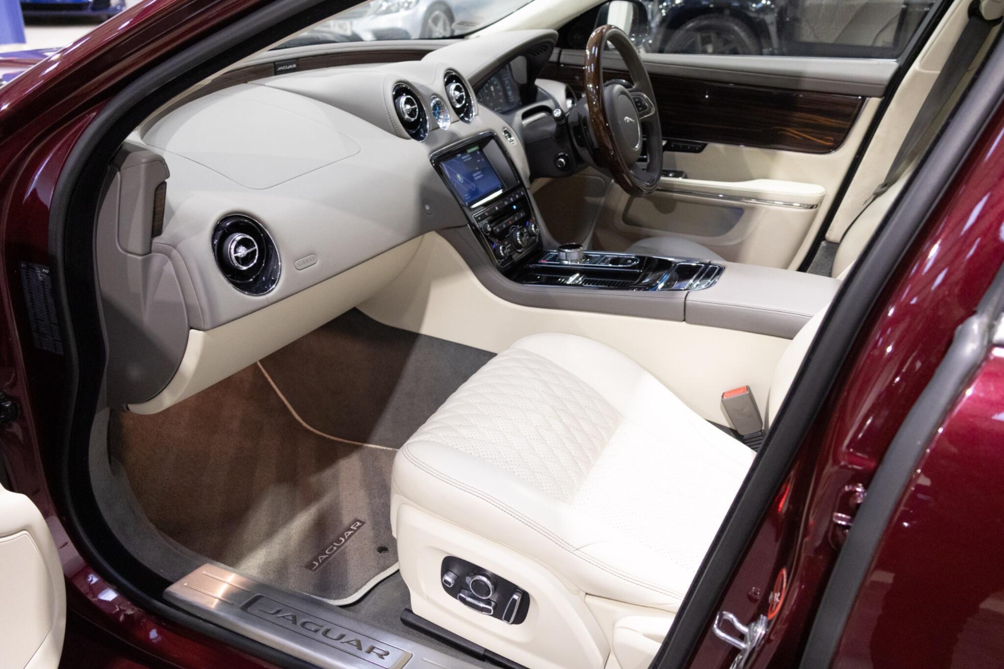 Jaguar XJ - Image 10