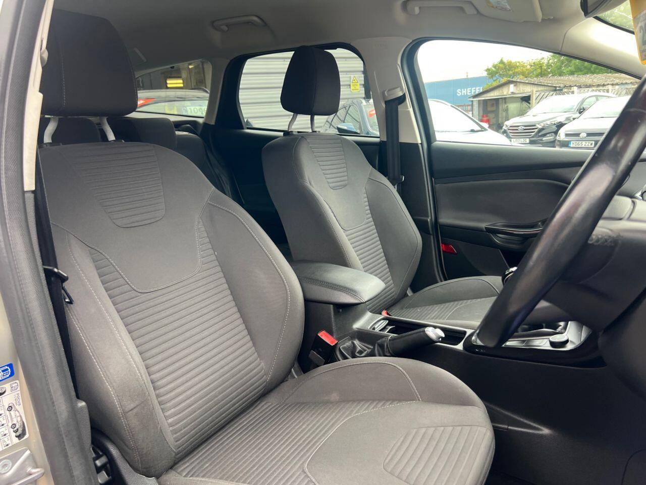 Ford Focus - Image 16