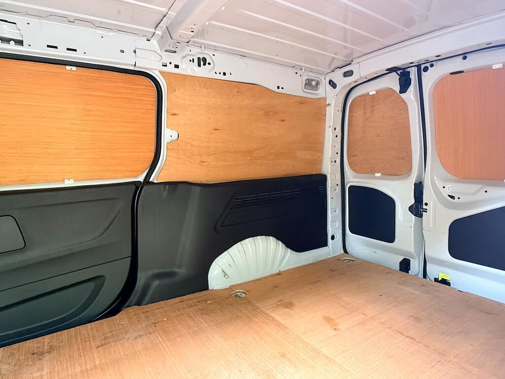 Vauxhall Combo - Image 17