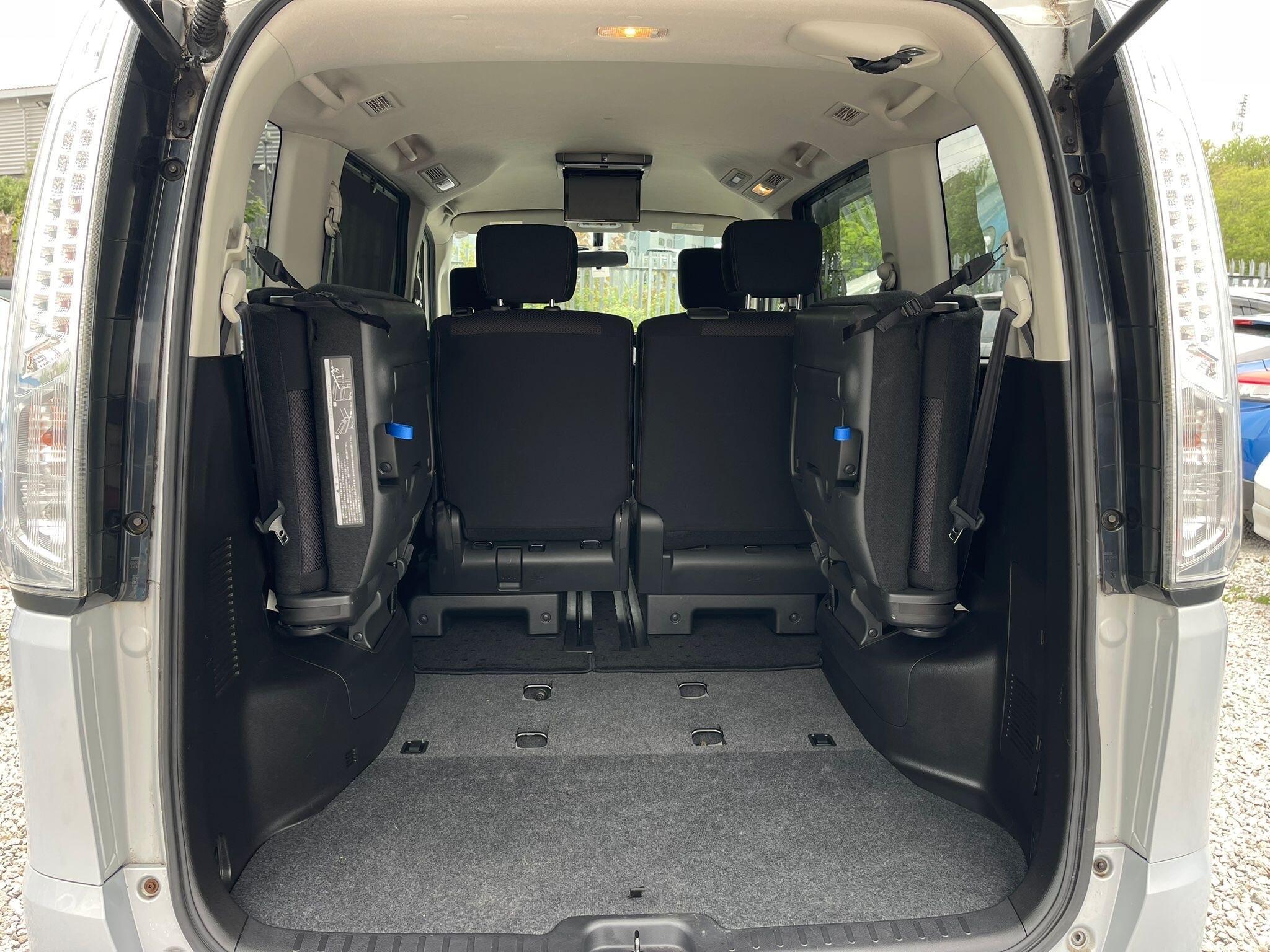 Nissan Serena - Image 13