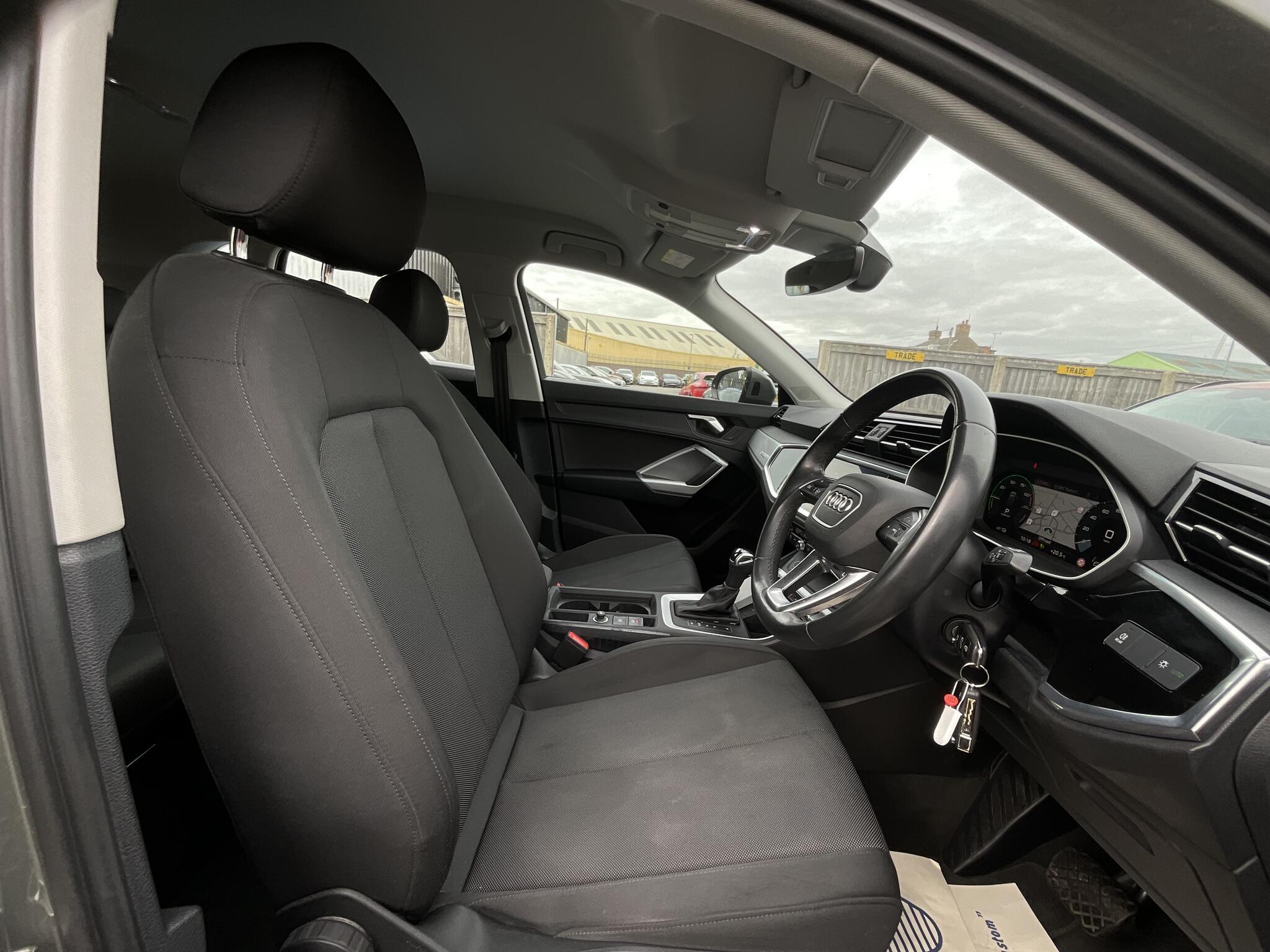 Audi Q3 - Image 9