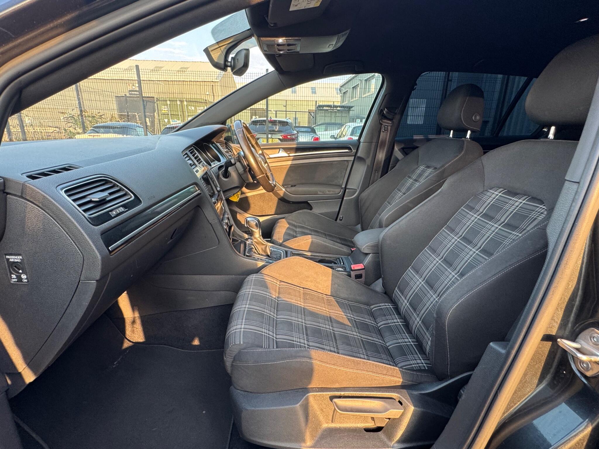 Volkswagen Golf - Image 19