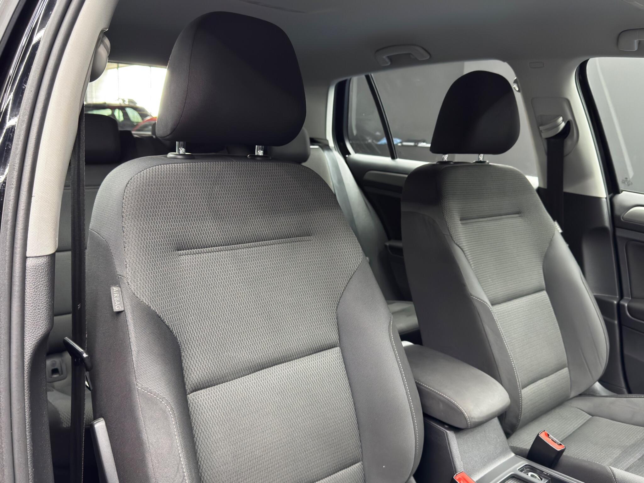 Volkswagen Golf - Image 12