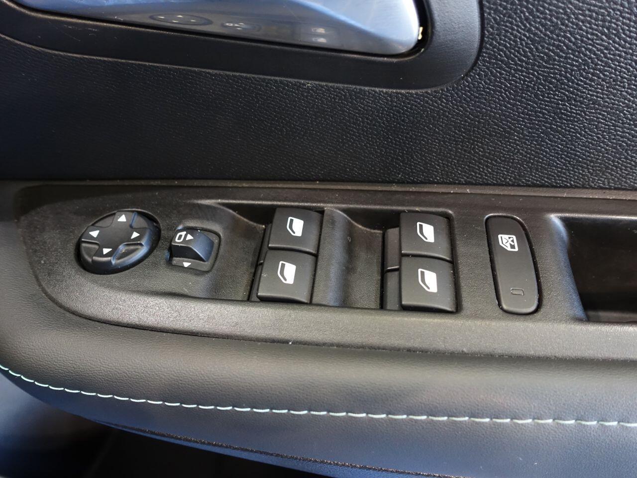 Peugeot E-208 - Image 18