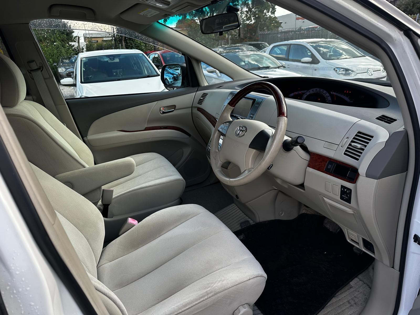 Toyota Estima Aeras G - Image 10