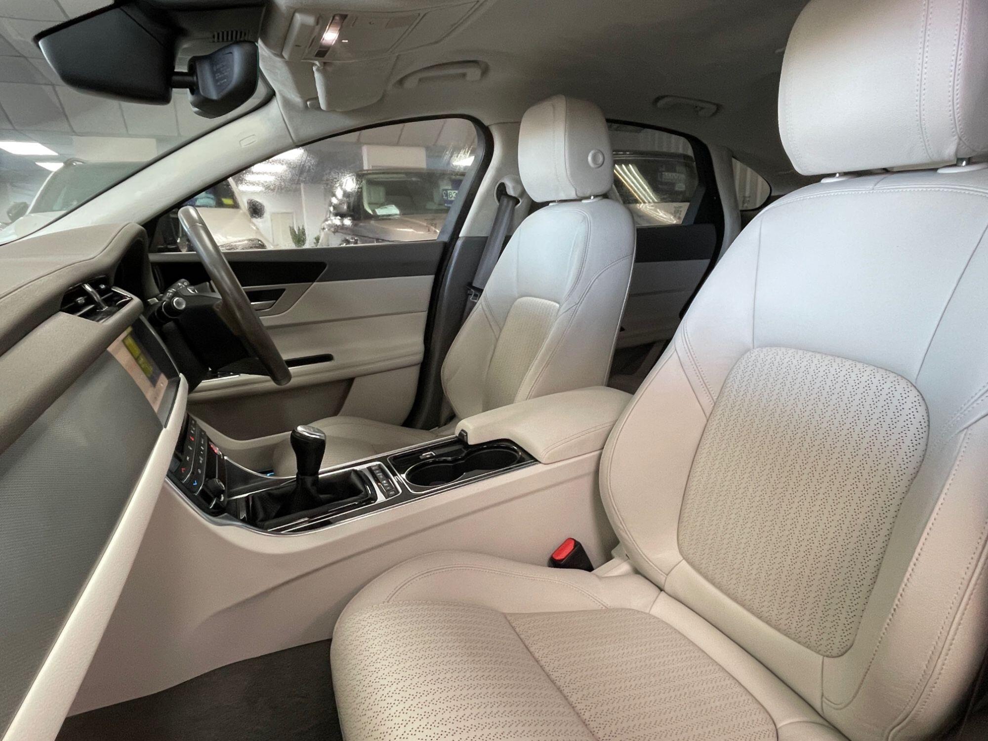 Jaguar XF - Image 32