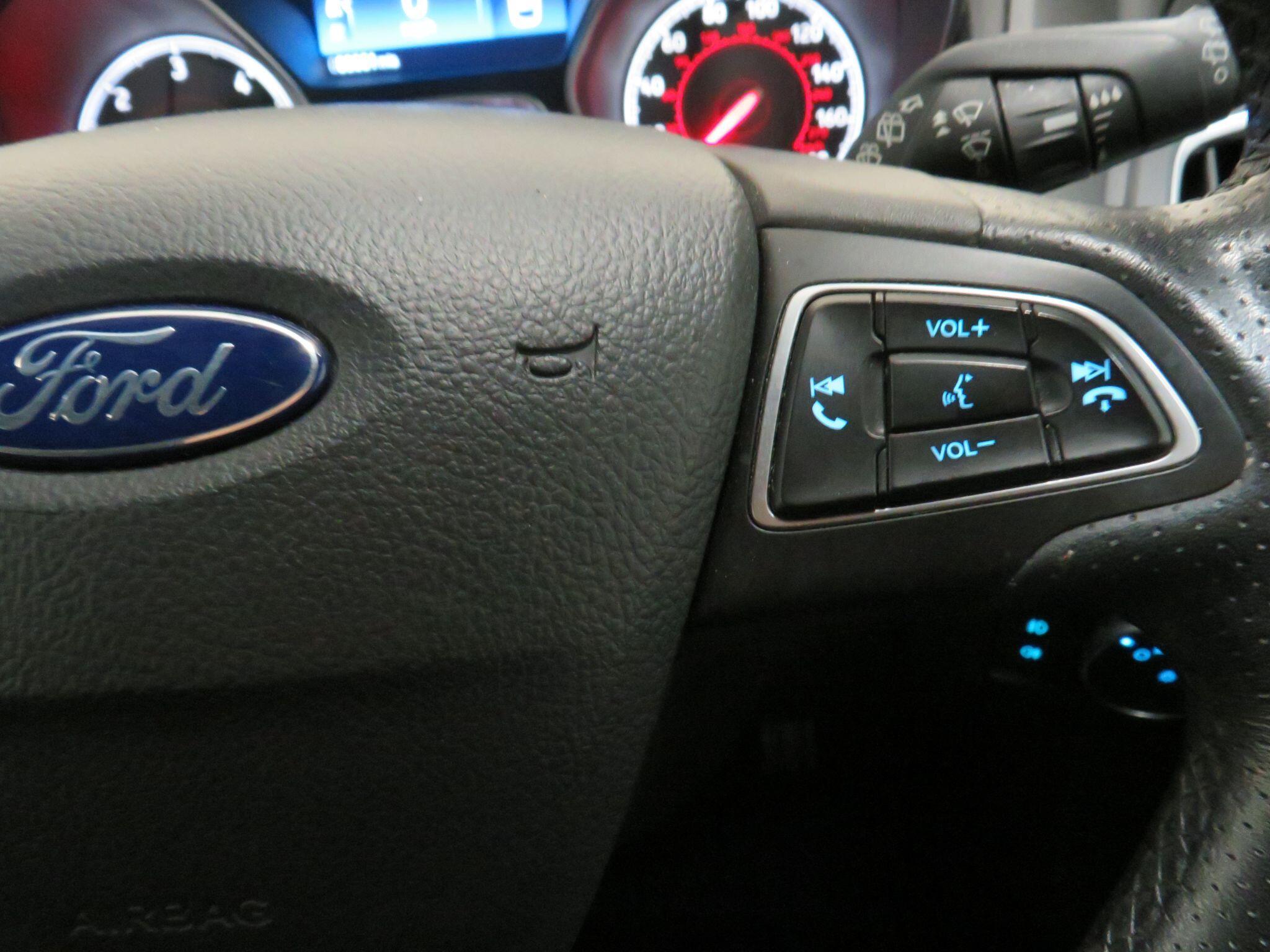 Ford Focus - Image 17
