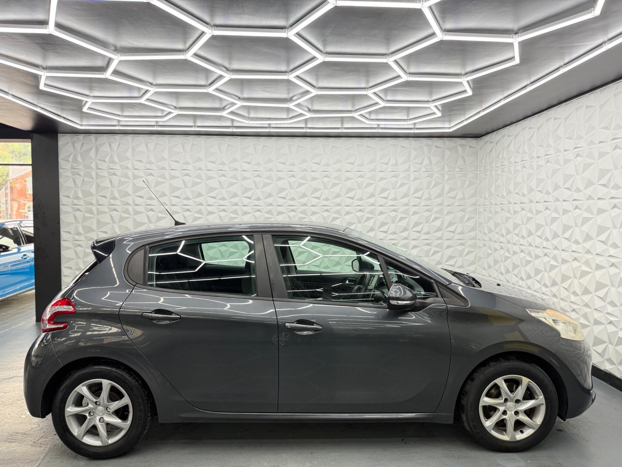 Peugeot 208 - Image 11
