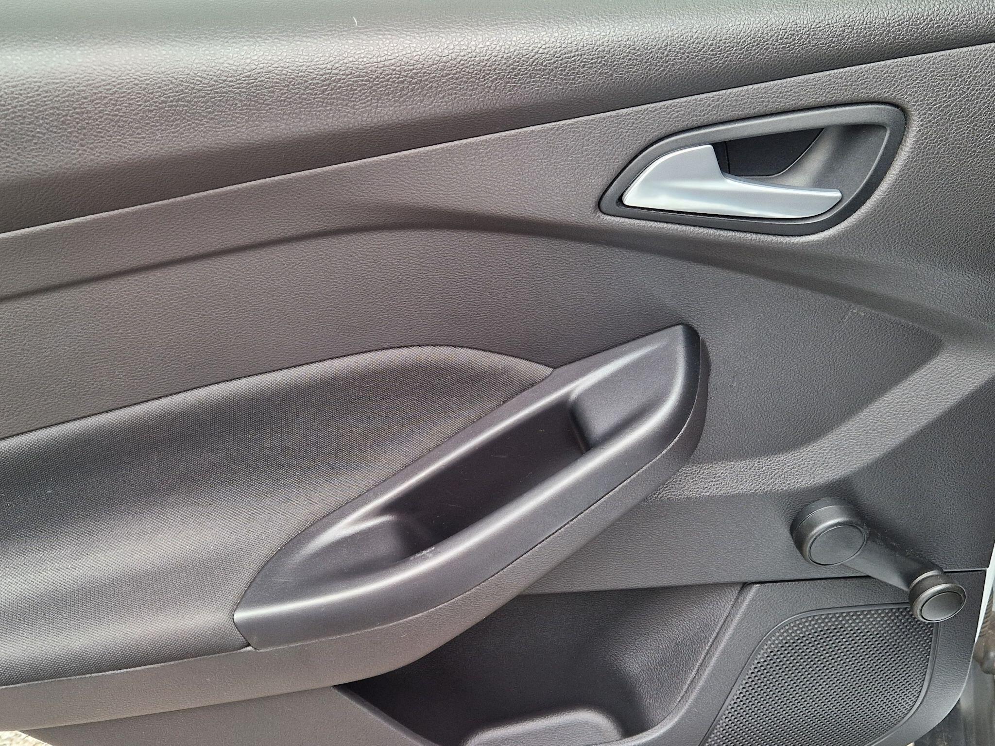 Ford Focus - Image 41