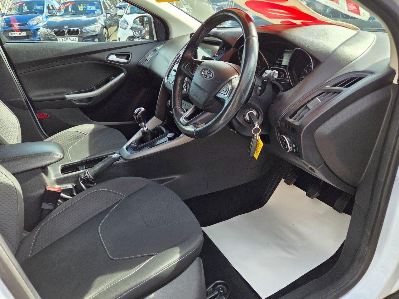 Ford Focus - Image 12