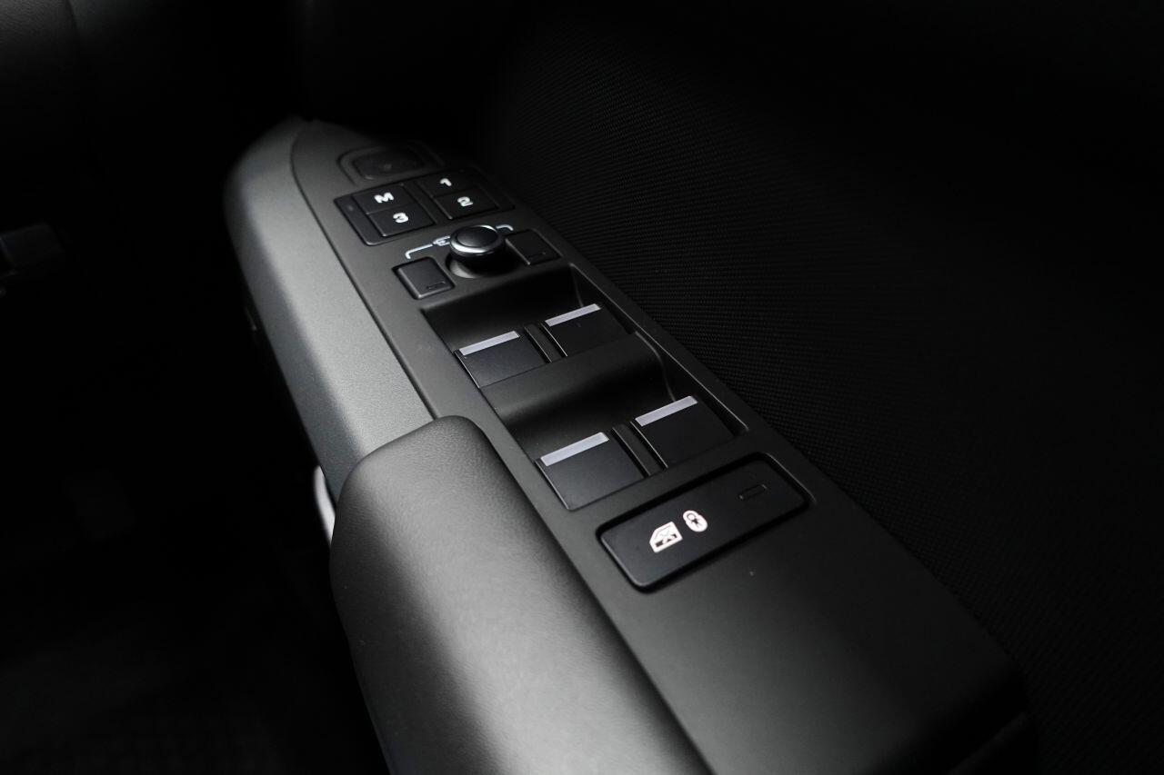 Land Rover Defender 110 - Image 84