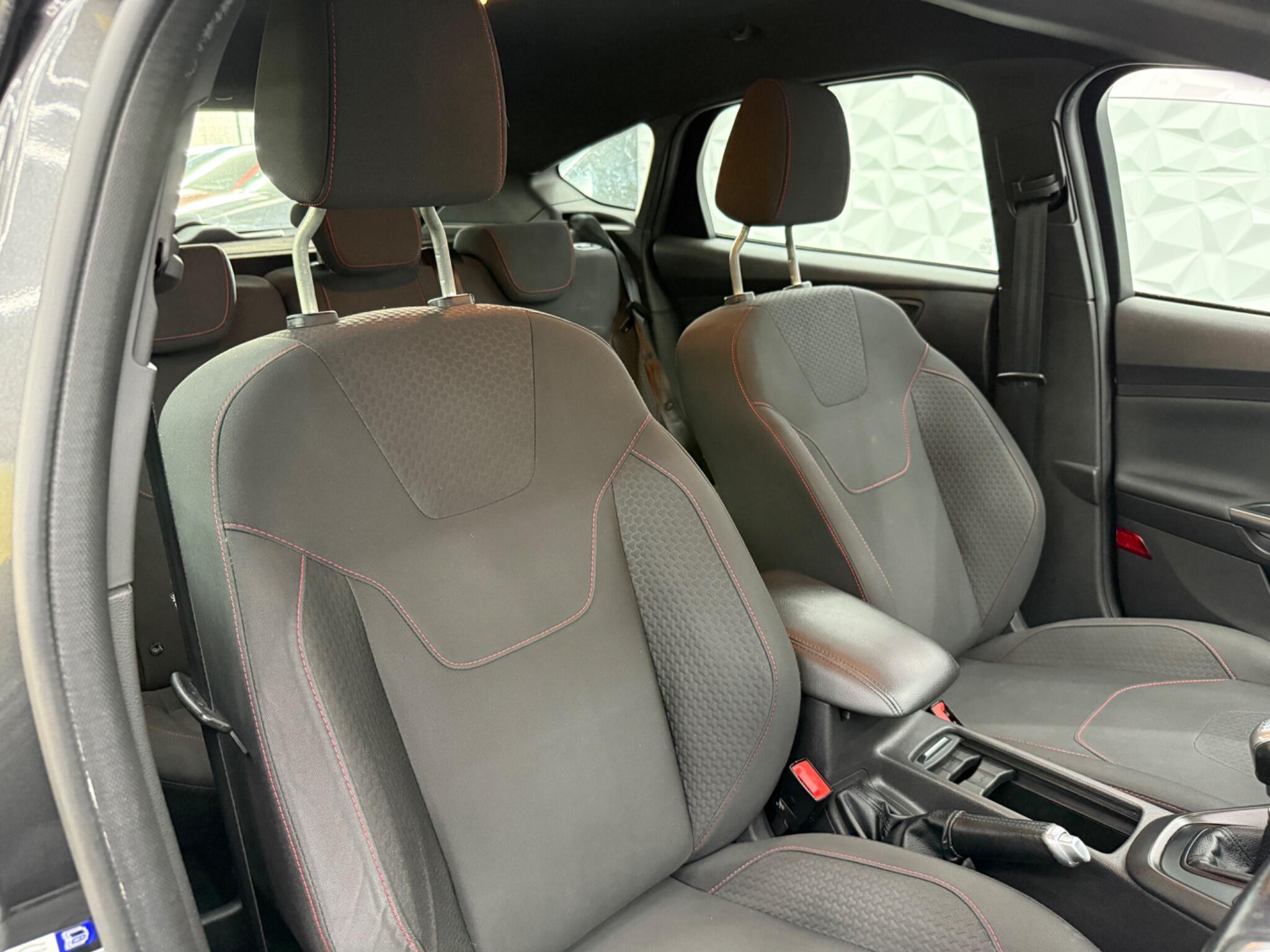 Ford Focus - Image 21