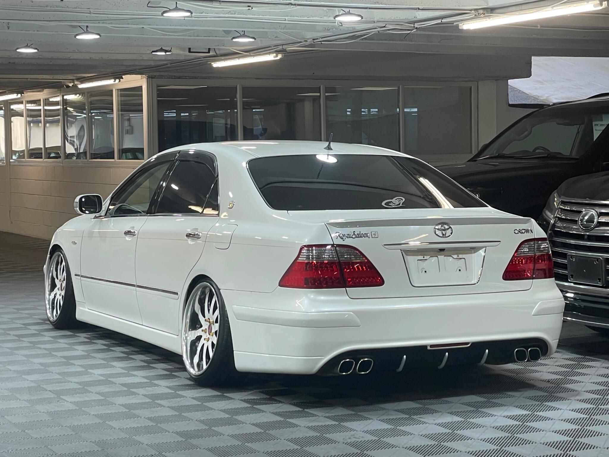 Toyota CROWN - Image 3