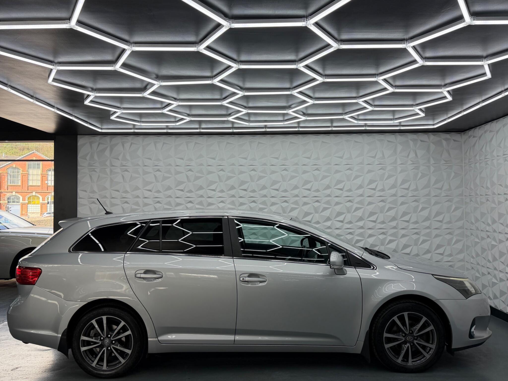 Toyota Avensis - Image 9