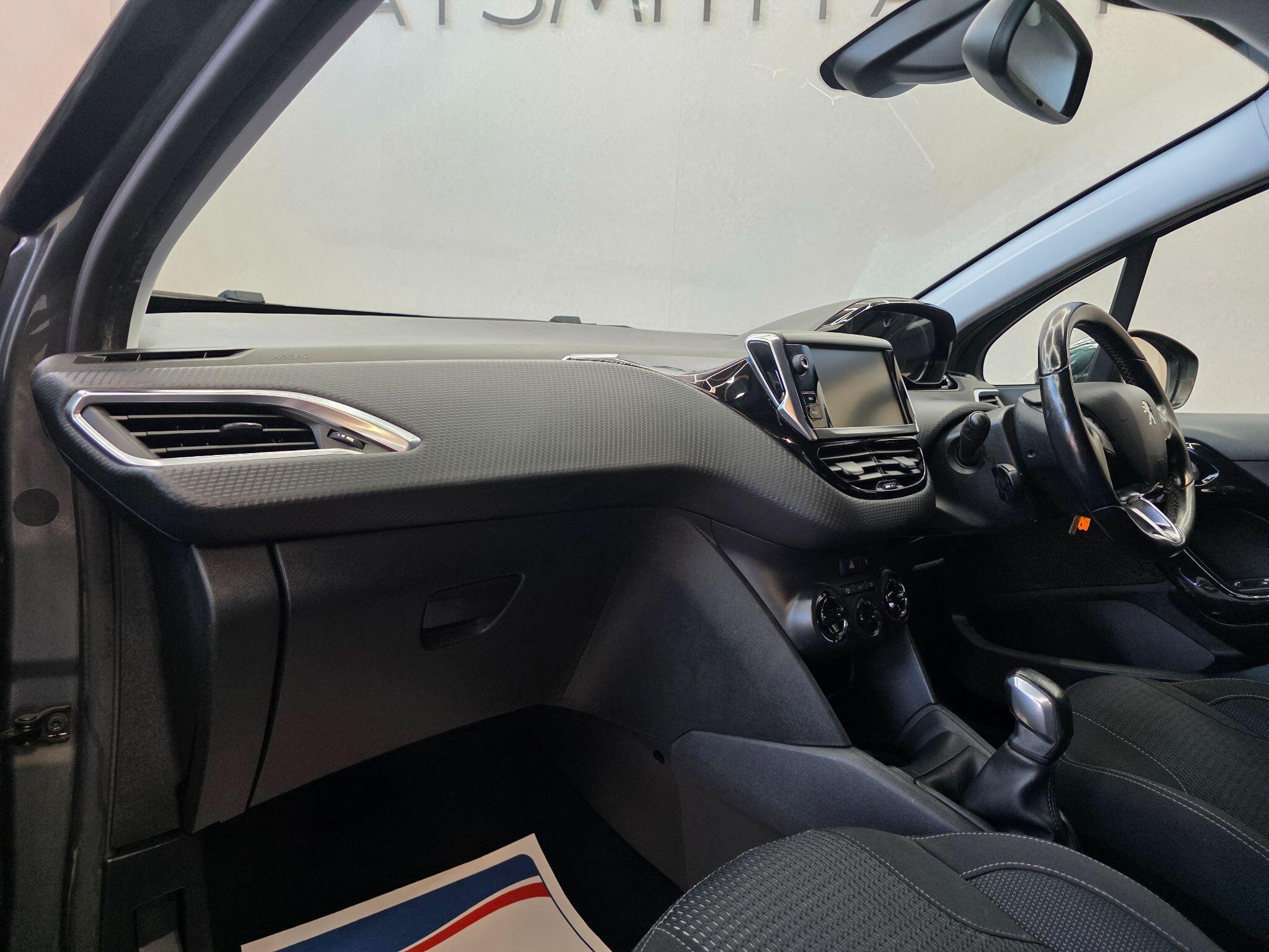 Peugeot 208 - Image 11