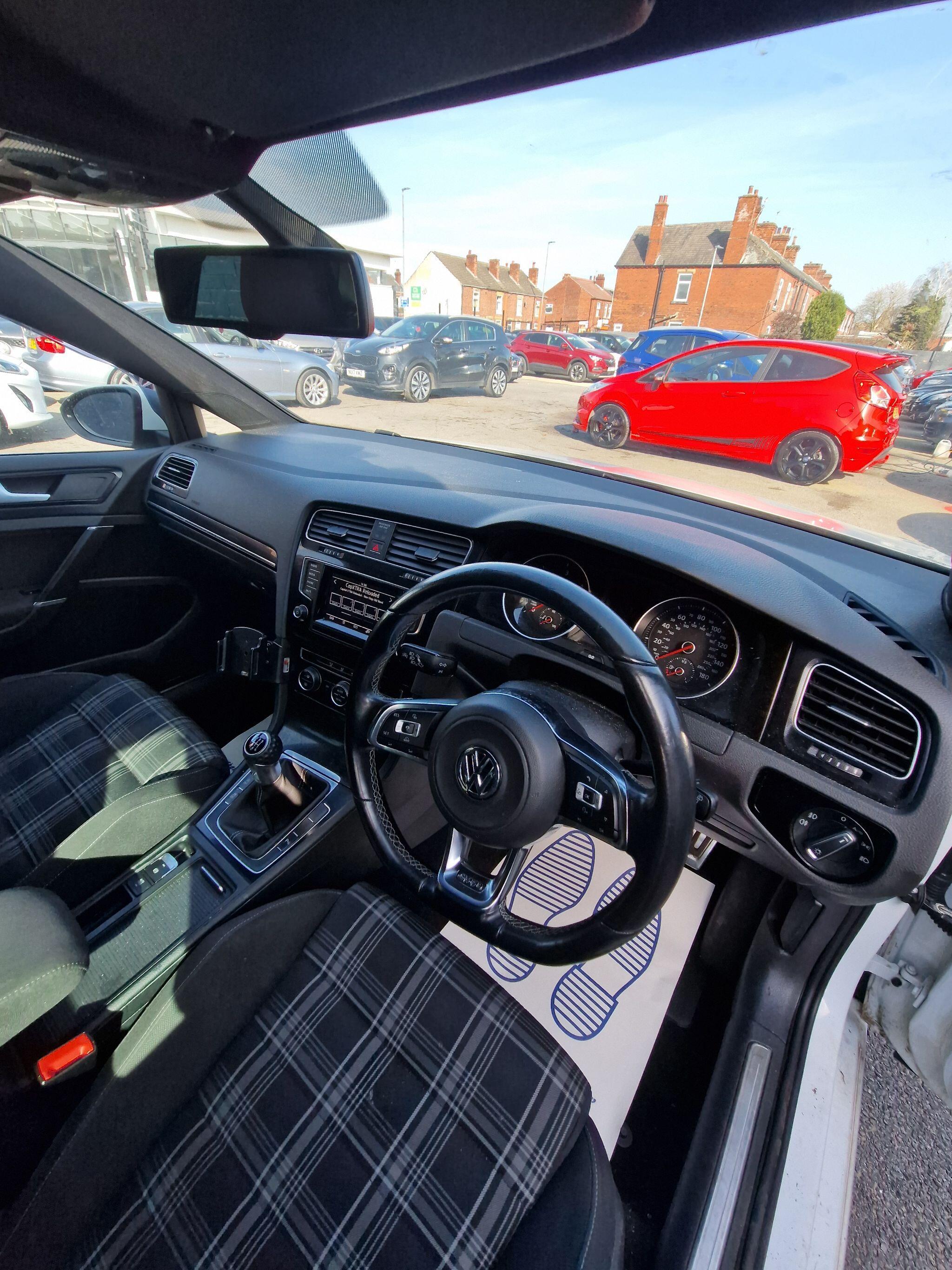 Volkswagen Golf - Image 30