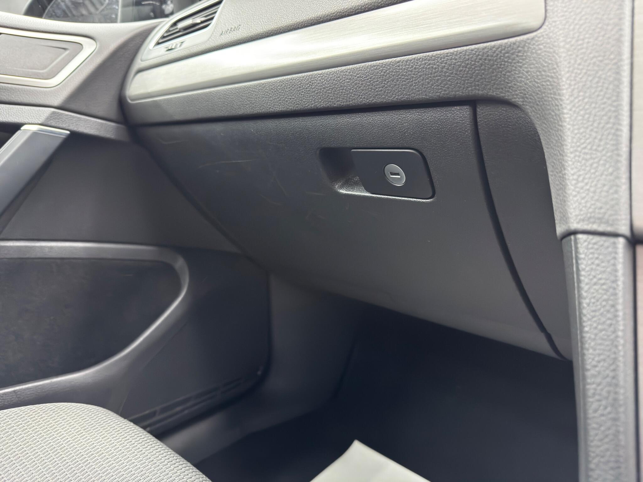 Volkswagen Golf - Image 36