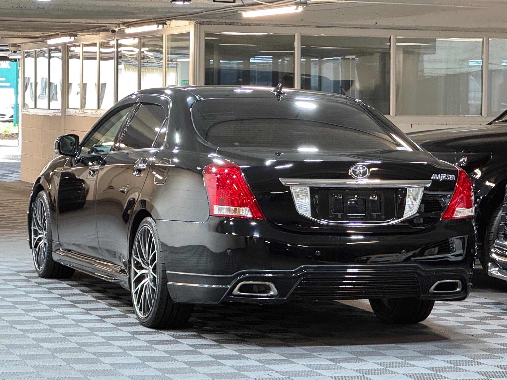 Toyota CROWN - Image 3