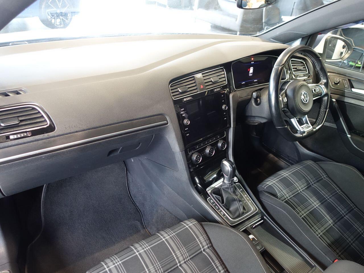 Volkswagen Golf - Image 11