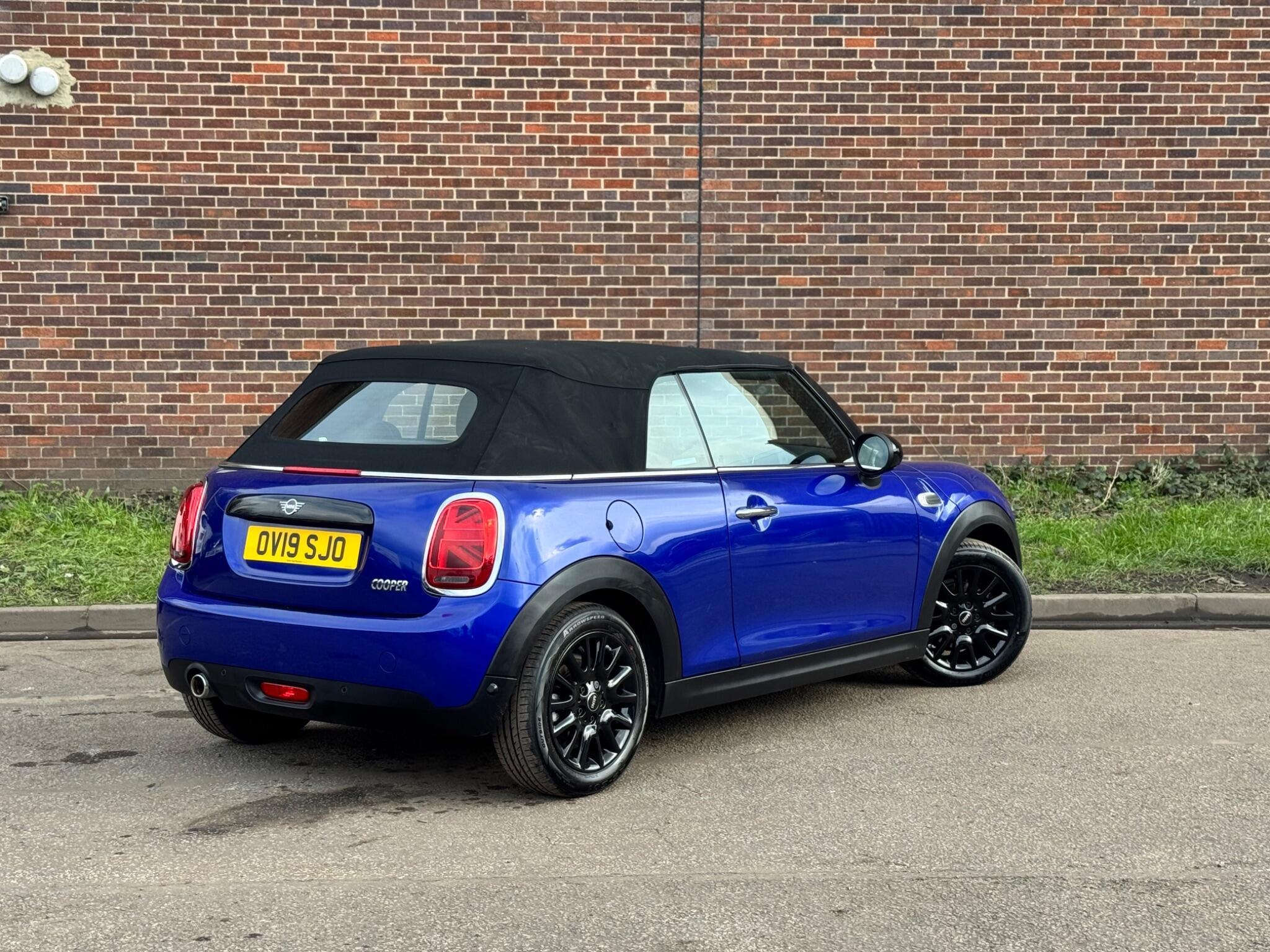MINI Convertible - Image 18