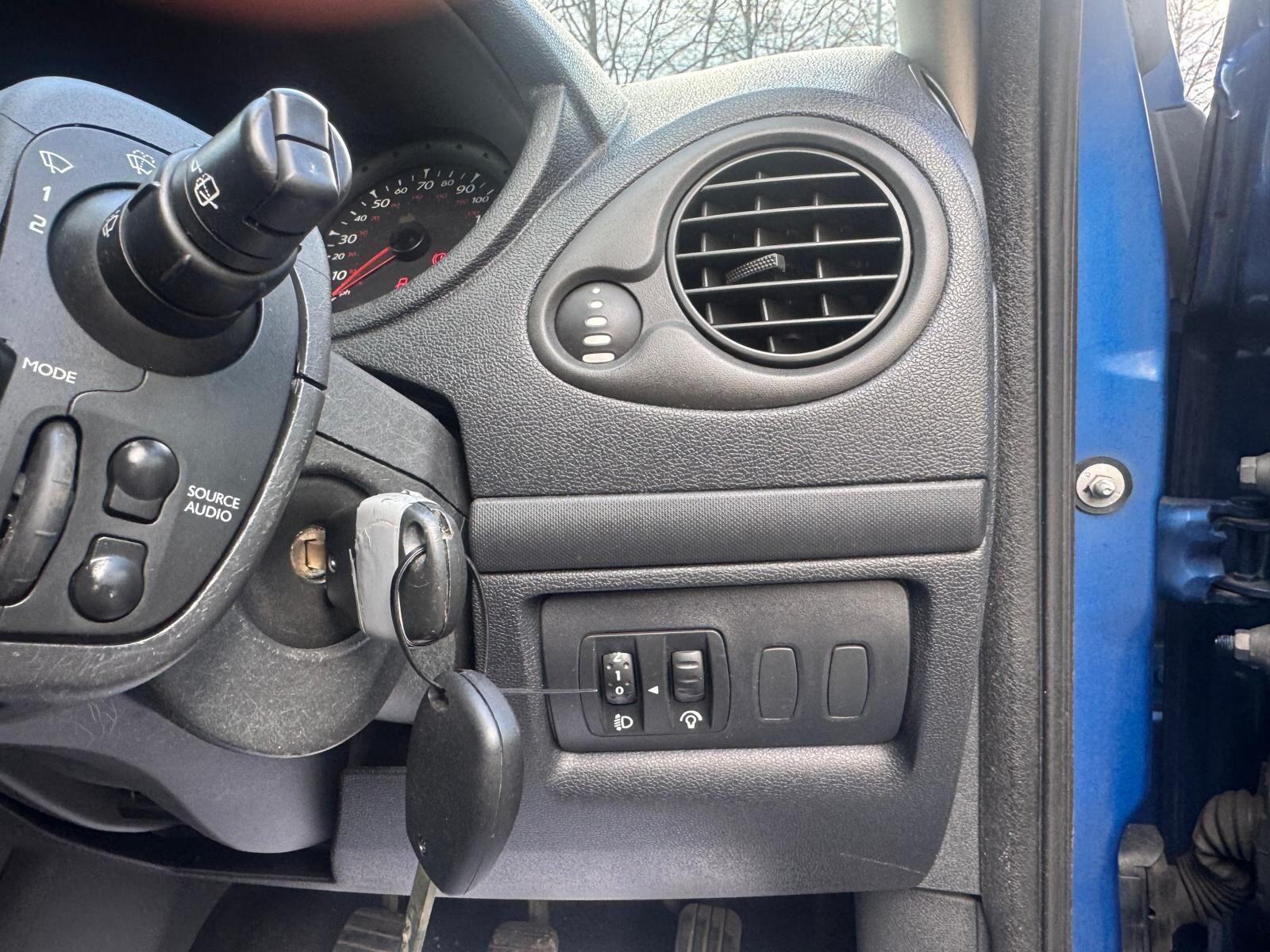 Renault Clio - Image 18