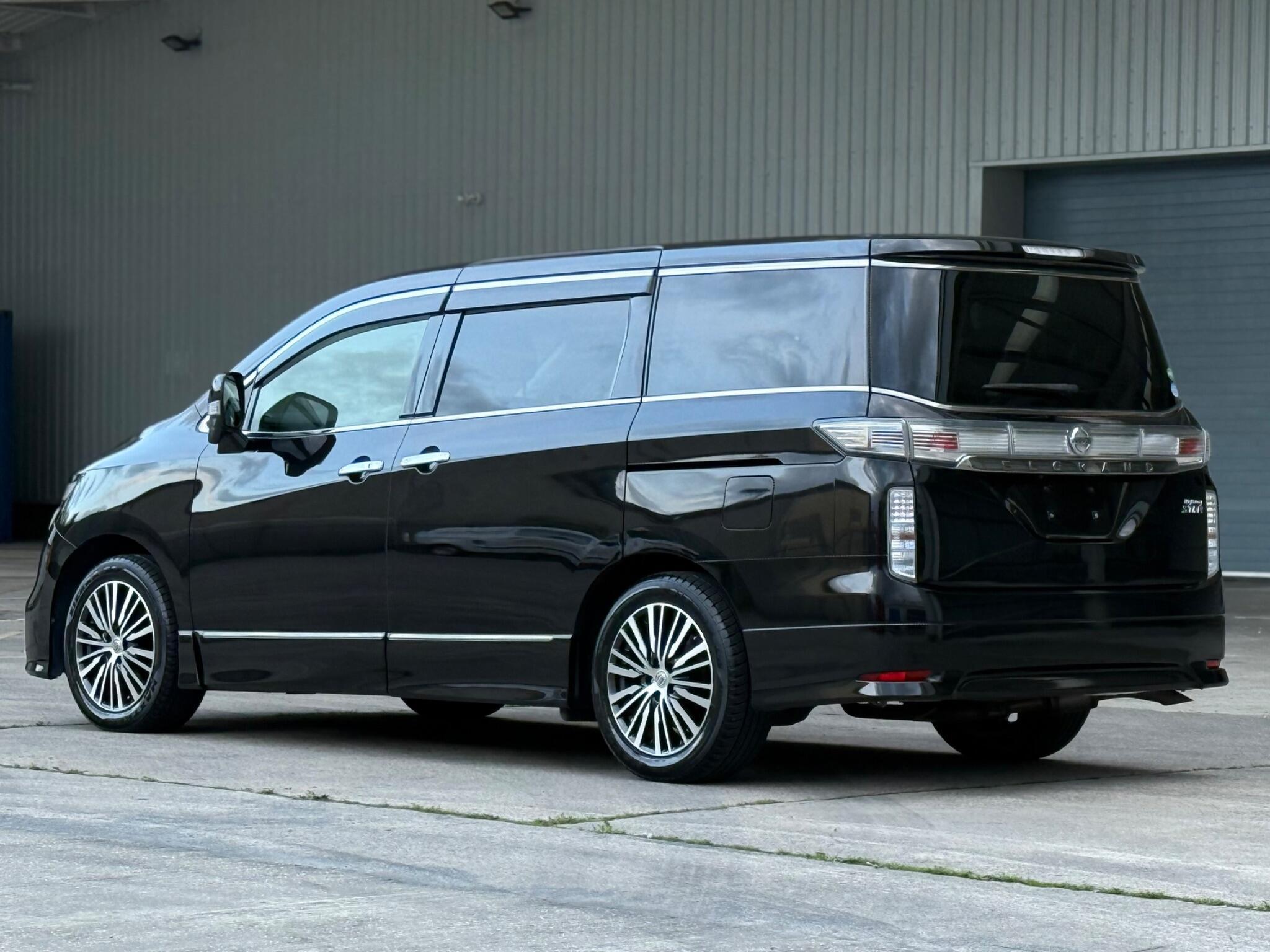 Nissan Elgrand - Image 19