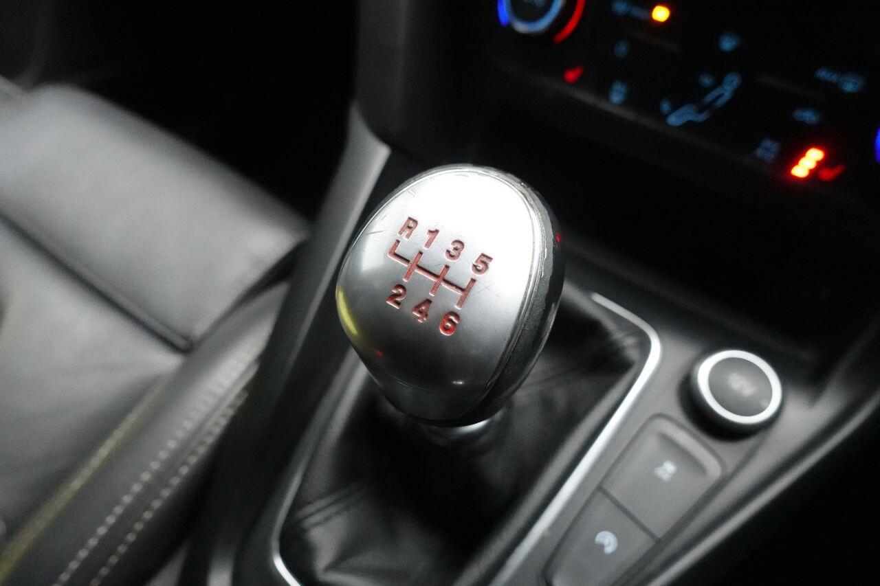 Ford Focus - Image 39