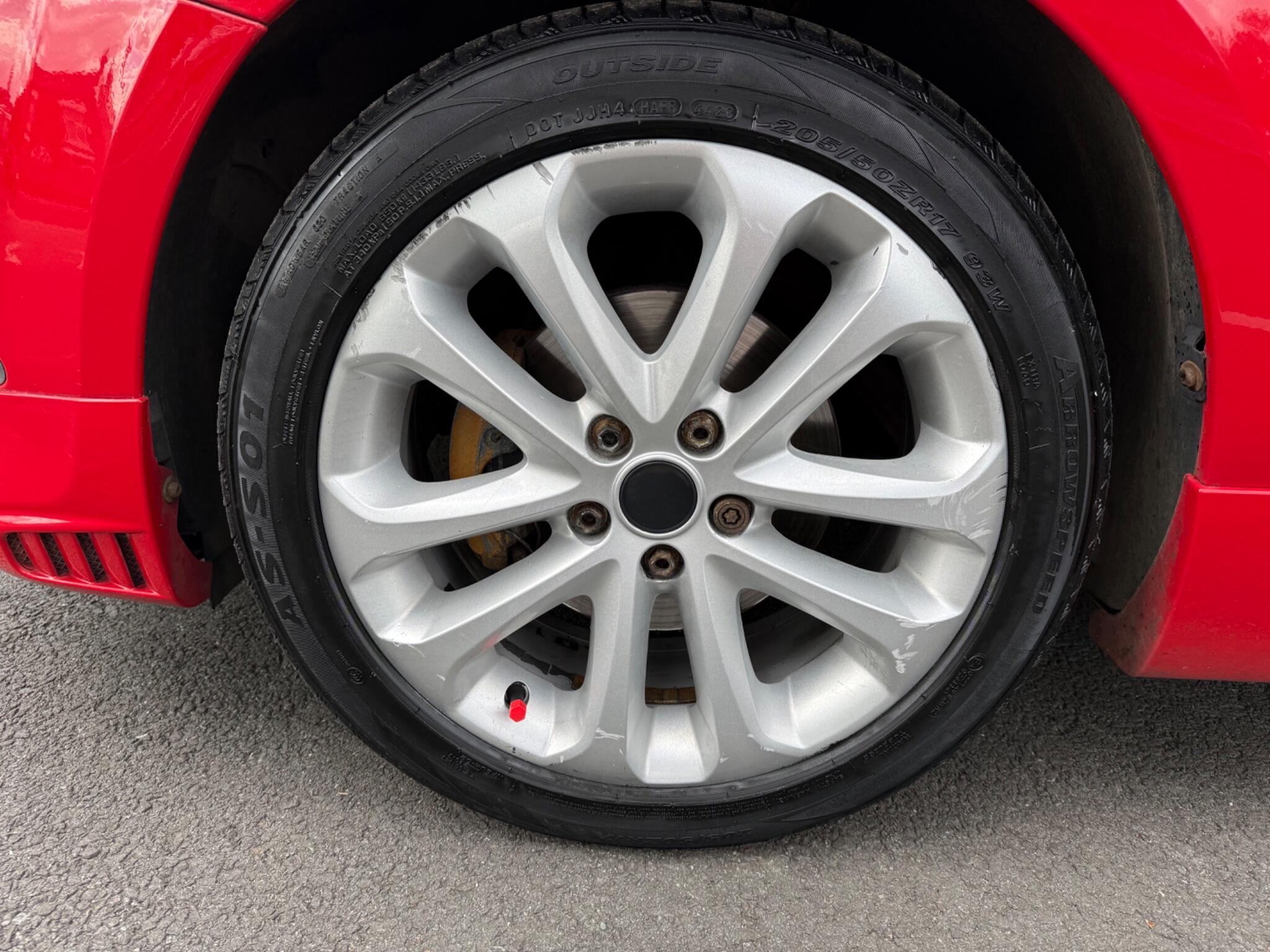 Ford Focus - Image 9