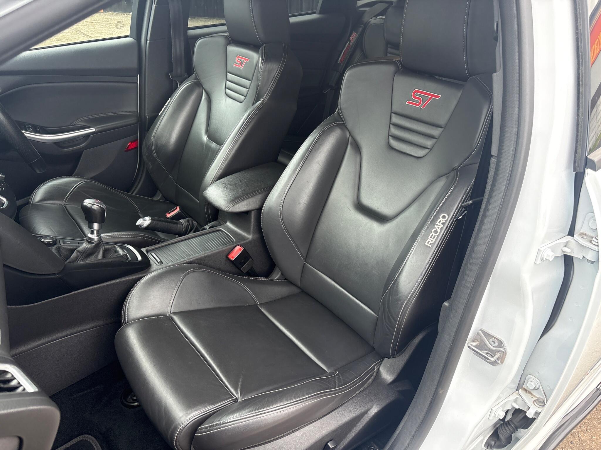 Ford Focus - Image 23