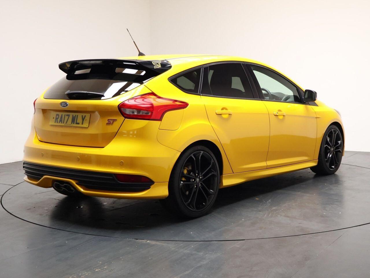 Ford Focus - Image 12
