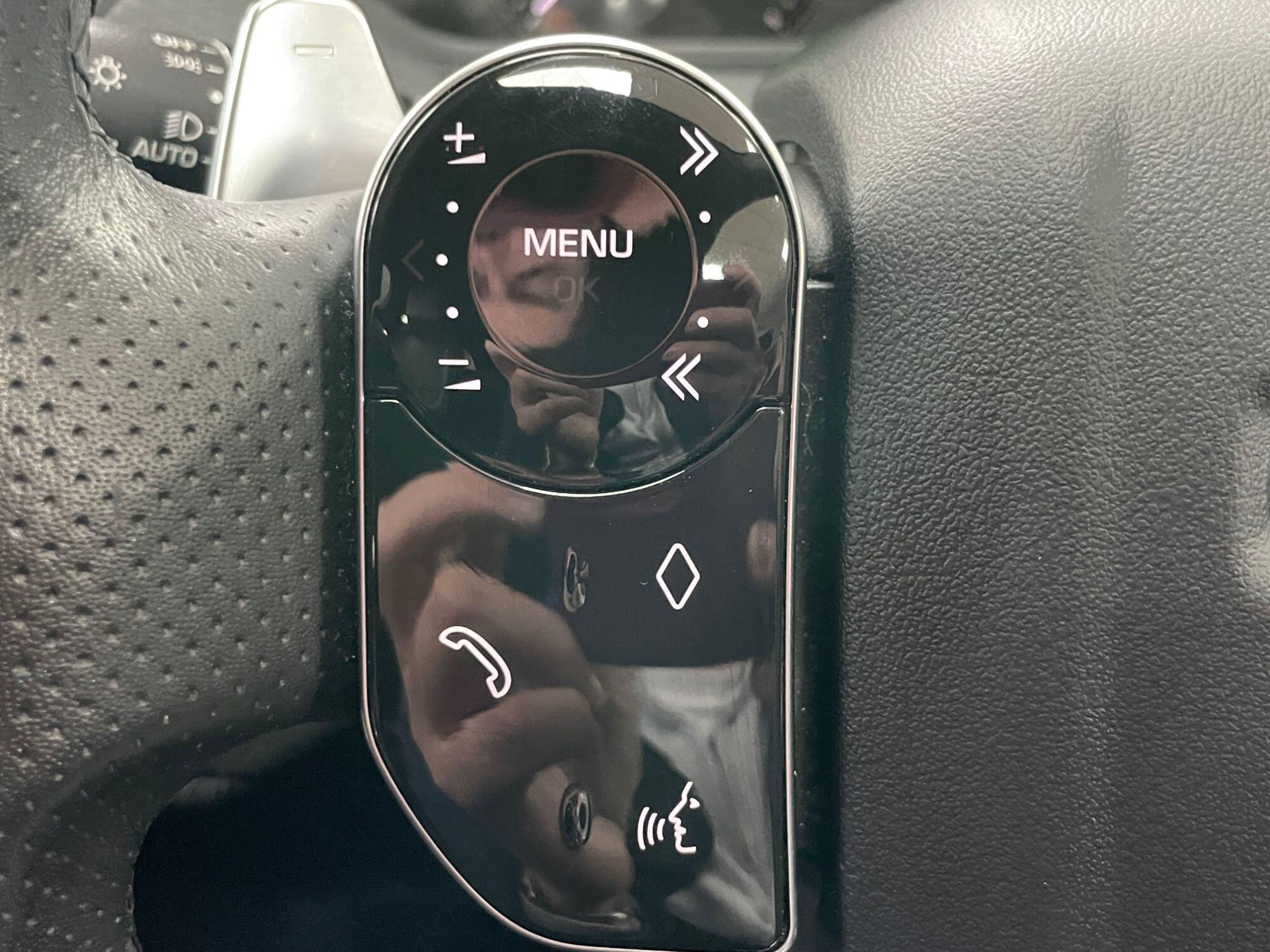 Land Rover Range Rover Velar - Image 40