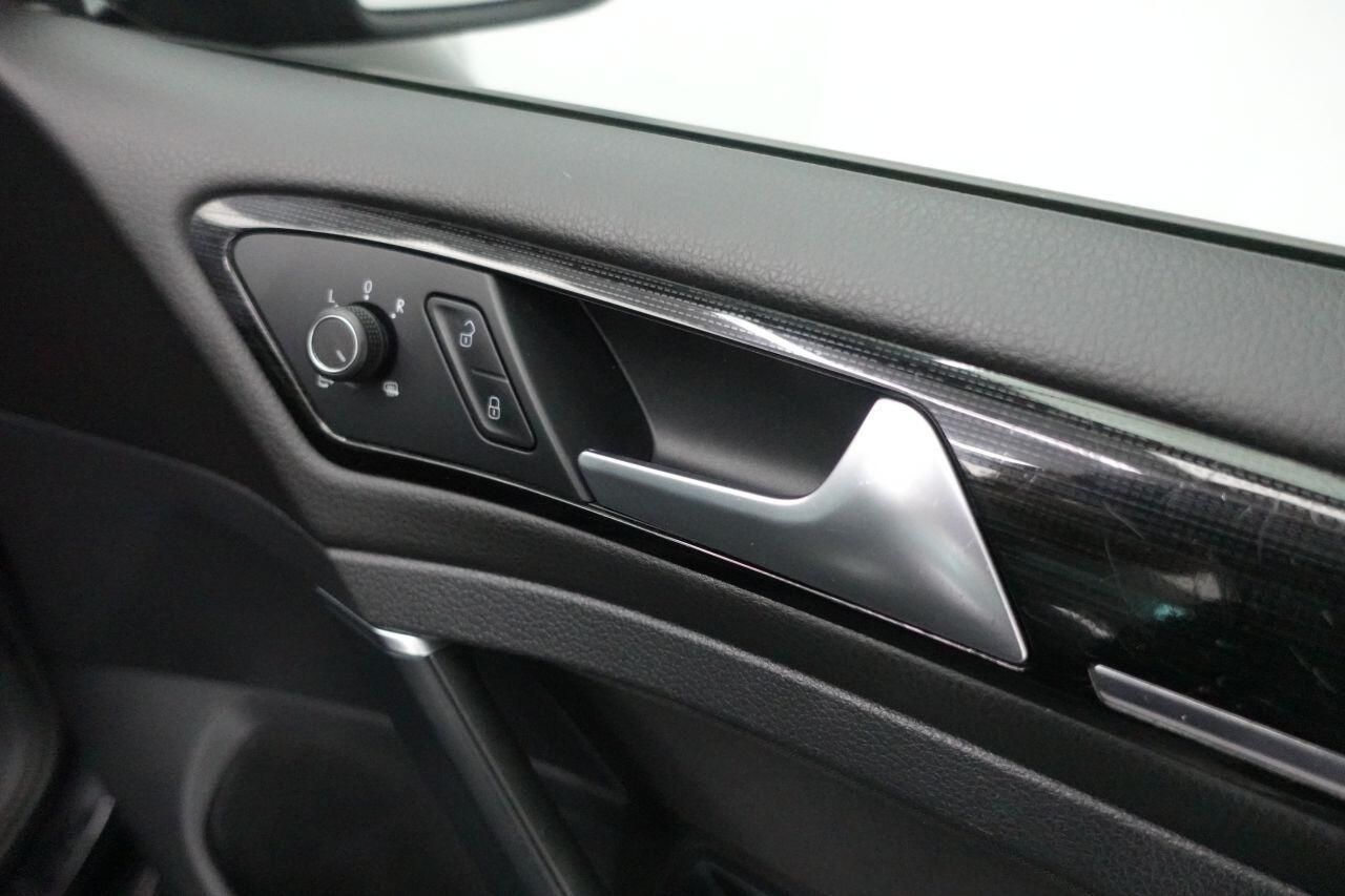 Volkswagen Golf - Image 19