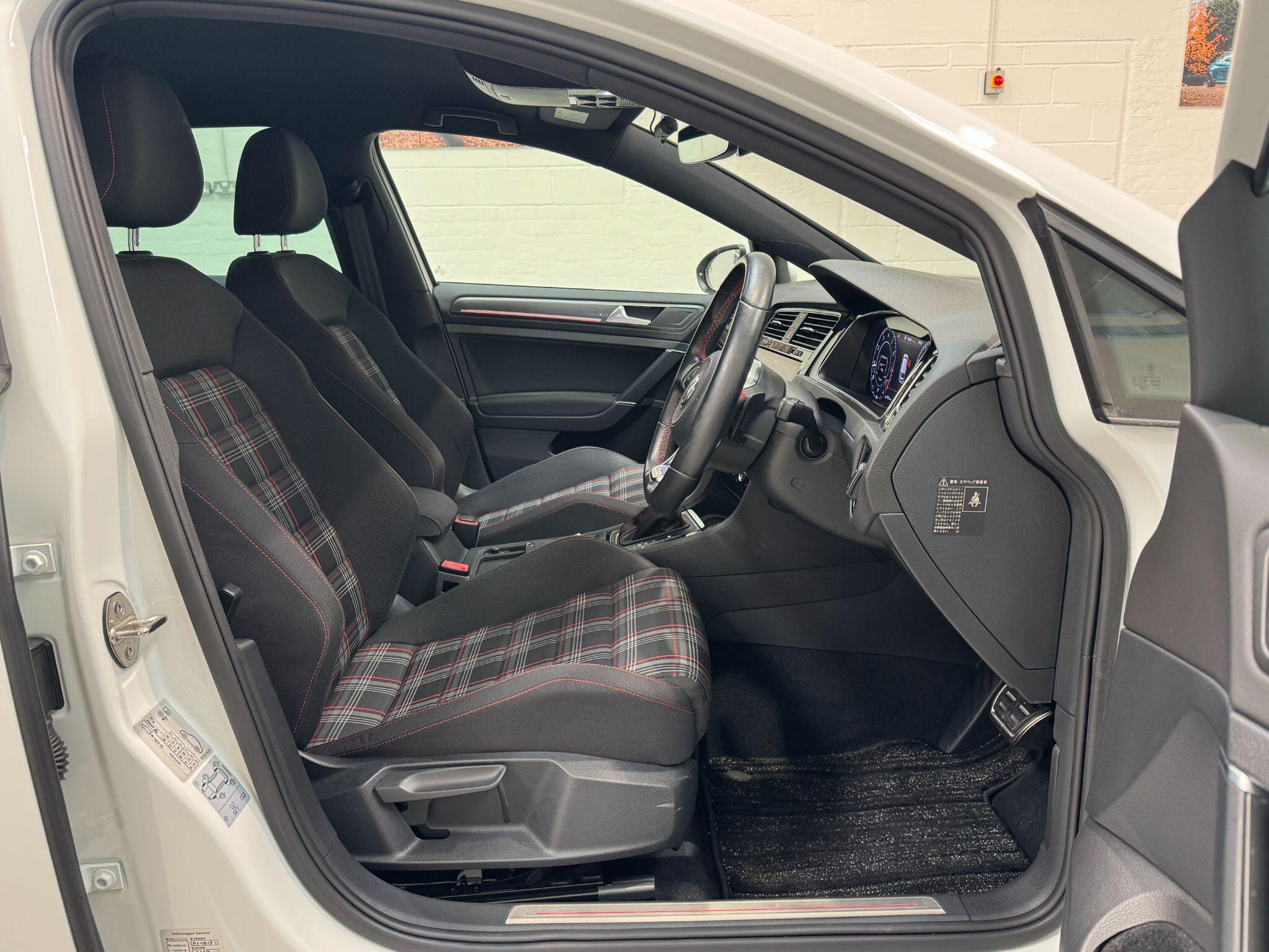 Volkswagen Golf - Image 18